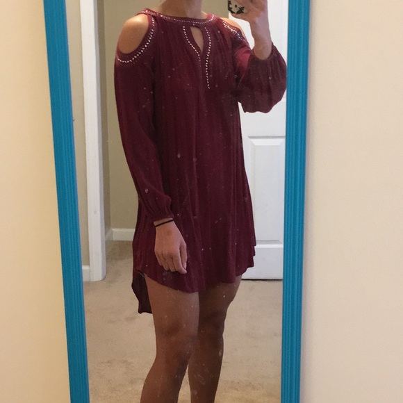 Open shoulder dress. - Picture 2 of 2